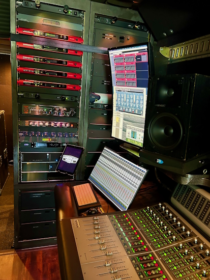 Focusrite AM Photo1 Truck ControlRoom